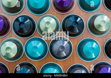 Farbige Espresso Kaffee Kapseln, Maschine Kaffee, auf Holz- Hintergrund. Stockfoto
