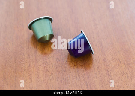 Farbige Espresso Kaffee Kapseln, Maschine Kaffee, auf Holz- Hintergrund. Stockfoto