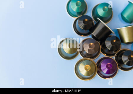 Schöne farbige Kaffee Kapseln auf hellblauem Hintergrund. Stockfoto