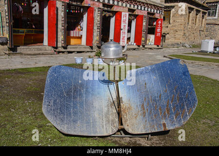Solar, nachhaltige alternative Technologie in Tagong, Sichuan, China Stockfoto
