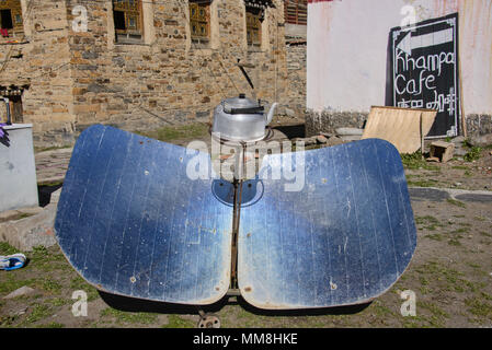 Solar, nachhaltige alternative Technologie in Tagong, Sichuan, China Stockfoto
