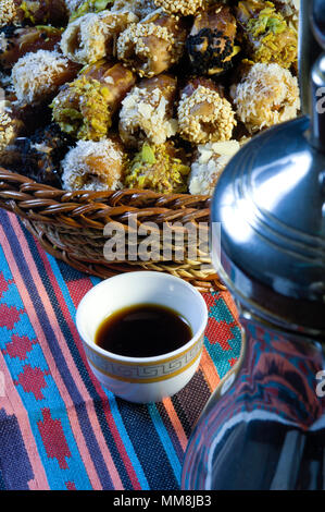 Arabischer Kaffee mit Terminen noch leben Zusammensetzung der Ramadan traditionell behandeln Stockfoto