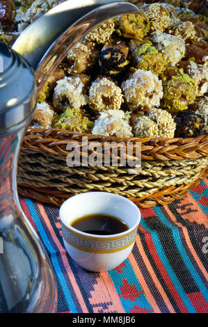 Arabischer Kaffee mit Terminen noch leben Zusammensetzung der Ramadan traditionell behandeln Stockfoto
