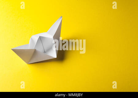 Boot Papier origami auf gelbem Hintergrund Stockfoto