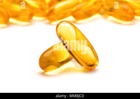 Zwei Kapseln Omega 3 isoliert auf weißem Hintergrund Stockfoto