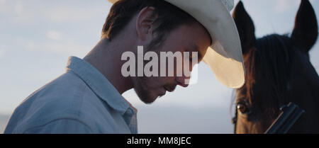 RELEASE DATE: April 13, 2018 TITEL: Der Reiter Studio: Sony Pictures Classics REGISSEUR: Chloe Zhao PLOT: Nach einem in der Nähe von schweren Kopfverletzungen, ein junger Cowboy verpflichtet sich, die Suche nach einer neuen Identität und was es bedeutet, ein Mann in den Heartland von Amerika zu sein. In den Hauptrollen: BRADY JANDREAU wie Brady Blackburn. (Bild: © Sony Pictures Classics/Entertainment Bilder) Stockfoto