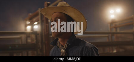 RELEASE DATE: April 13, 2018 TITEL: Der Reiter Studio: Sony Pictures Classics REGISSEUR: Chloe Zhao PLOT: Nach einem in der Nähe von schweren Kopfverletzungen, ein junger Cowboy verpflichtet sich, die Suche nach einer neuen Identität und was es bedeutet, ein Mann in den Heartland von Amerika zu sein. In den Hauptrollen: BRADY JANDREAU wie Brady Blackburn. (Bild: © Sony Pictures Classics/Entertainment Bilder) Stockfoto