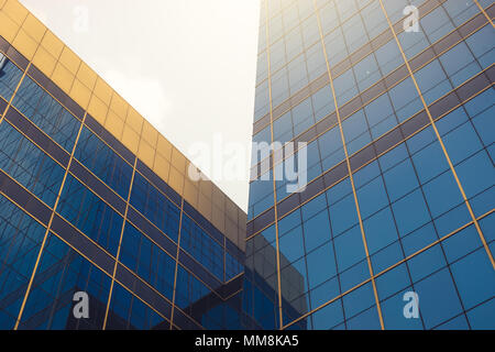 Perspektive und Unterseite Winkel zur strukturierten Hintergrund der modernen Glasgebäude Wolkenkratzer Stockfoto