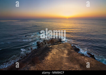 Schöne Küsten Blick hinunter auf einem steilen Wanderweg und Wellen in Flat Rock Point als die Sonne untergeht, Palos Verdes Estates, Kalifornien Stockfoto