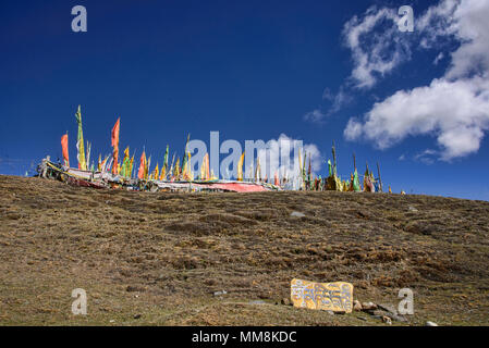 Hunderte Gebetsfahnen über der Tagong Grasland, Sichuan, China Stockfoto