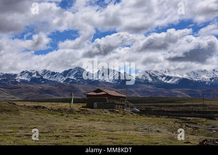 Atemberaubende Aussicht auf 5820 m Yala Snow Mountain (zhara Lhatse) oberhalb der Tagong Grasland, Sichuan, China Stockfoto