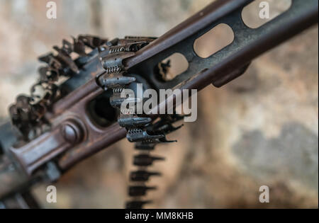 Detail einer alten stillgelegten Maschinengewehr im Balkankrieg in Serbien verwendet auf der Anzeige Stockfoto