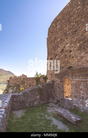 Massive Mauern der Ruinen der alten Zitadelle in Stari Bar der Stadt in der Nähe von Bar, Montenegro Stockfoto