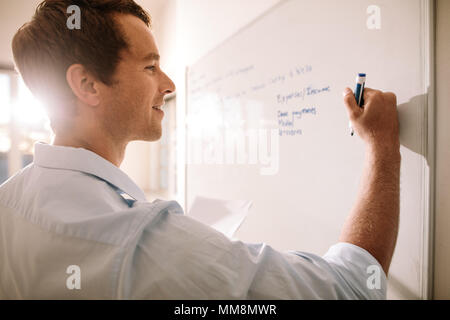 Unternehmer Notizen auf einem Brett. Nahaufnahme des Menschen schreiben an Bord. Stockfoto