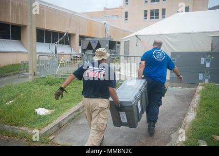 Das Disaster Medical Assistance Team ist eine föderale Notfallreaktionseinheit des US Department of Health and Human Services, die medizinische Hilfe bei Katastrophen leistet. Am 14. September 2017 transportierten Teammitglieder Vorräte in ein provisorisches Krankenhaus, das auf dem Parkplatz des Schneider Regional Medical Center in St. Thomas eingerichtet wurde, nachdem Hurrikan Irma strukturelle Schäden durch Windgeschwindigkeiten von 185 km/h verursacht hatte. Das Archivbild dokumentiert koordinierte bundesstaatliche Katastrophenschutzmaßnahmen. Stockfoto