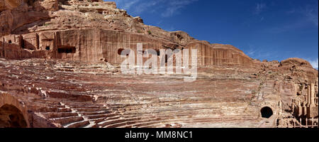 Hochauflösende Panorama von der nabatäischen Amphitheater im Rock Stadt und Nekropole von Petra, Jordanien, Naher Osten Stockfoto