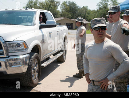 Mitglieder der 149 Fighter Wing, Air National Guard, bei JBSA - Lackland, Texas, unterstützen die Versorgung der Zivilbevölkerung mit Pick-up während der Wiederherstellung Bemühungen in Beaumont, Texas Sept. 9, 2017, Wochen nach Hurrikan Harvey Landfall gemacht, verheerende der Stadt Häuser und Geschäfte. (Air National Guard Foto von Senior Master Sgt. Robert Shelley) Stockfoto