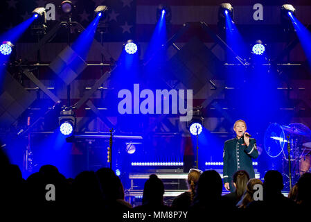 Master Sgt. Alyson Jones ist Sänger der United States Air Force Band of Flight, einer musikalischen Einheit, die der Air Force Community und Zeremonialveranstaltungen dient. Das Archivbild zeigt, dass sie am 14. September 2017 im Fraze Pavilion in Kettering, Ohio, die Nationalhymne der Vereinigten Staaten sang, bevor sie zu einem Heroes-Konzert in ihrer Heimatstadt kam. Stockfoto