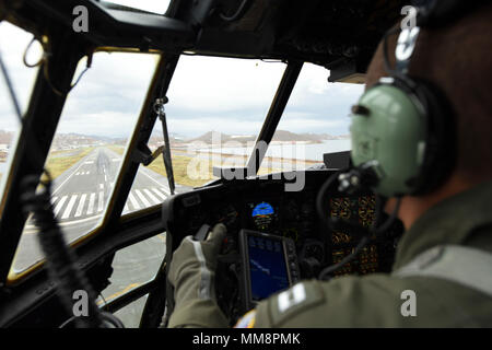 Lockheed Martin C-130 Hercules ist ein viermotoriges Turboprop-Transportflugzeug, das von der United States Coast Guard für Frachtmissionen eingesetzt wird. Das Archivbild dokumentiert einen Piloten der Küstenwache, der am 14. September 2017 einen C-130 Hercules zur Landebahn am Cyril E. King Airport in St. Thomas, U.S. Jungferninseln, manövrierte, um Hilfsgüter für Hurrikan Irma zu liefern. Stockfoto