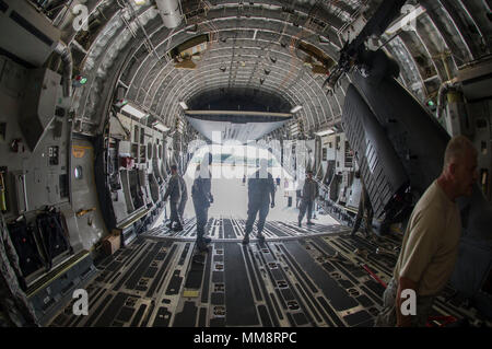 Flieger ein HH-60 Pave Hawk Hubschrauber entladen von der Rückseite eines C-17 Globemaster III. 106 Rettung der New York Air National Guard Flügel kehrt nach Hause zurück von einem Einsatz nach San Juan, Puerto Rico am 12. September, 2017. Sie waren die Luftbrücke und Rettungseinsätze in der Karibik in Reaktion auf die Verwüstung durch den Hurrikan Irma verursacht. Stockfoto