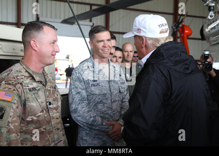 Präsident Donald J. Trumpf besuchte mit Soldaten und Piloten der Florida National Guard im Southwest Florida Regional Flughafen in Fort Myers an Sept. 14, 2017. (Foto: Spc. James Lanza) Stockfoto