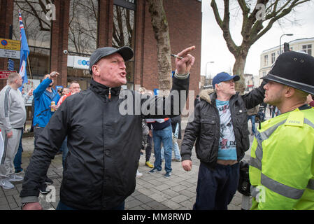 Walsall, West Midlands, UK. 7. April 2018. Im Bild: EDL-Unterstützer exchange Wörter mit gegnerischen anti-faschistischen Unterstützer im Zentrum der Stadt. / Bis Stockfoto