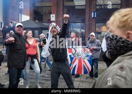 Walsall, West Midlands, UK. 7. April 2018. Im Bild: EDL-Unterstützer exchange Wörter mit gegnerischen anti-faschistischen Unterstützer im Zentrum der Stadt. / Bis Stockfoto