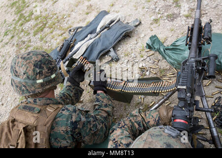 2nd Battalion, 8th Marine Regiment ist eine Infanterieeinheit, die der 2nd Marine Division des United States Marine Corps zugeordnet ist. Das Archivbild dokumentiert, dass ein Marine ein M240B 7,62 x 51 mm NATO-Maschinengewehr mit Gürtelfutter während eines Feuerangriffs auf Squad-Ebene in Camp Lejeune, North Carolina, am 14. September 2017 nachlädt, wobei die Marines in drei vierköpfige Feuerteams organisiert waren. Stockfoto