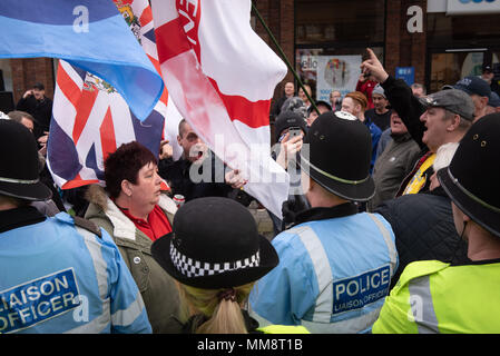 Walsall, West Midlands, UK. 7. April 2018. Im Bild: EDL-Unterstützer exchange Wörter mit gegnerischen anti-faschistischen Unterstützer im Zentrum der Stadt. / Bis Stockfoto