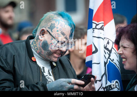 Walsall, West Midlands, UK. 7. April 2018. Im Bild: Eine stark tätowierten Mann besucht die EDL-Demonstration. / Bis zu 60 English Defence League wird Stockfoto