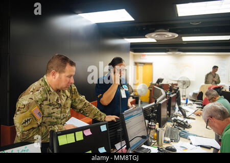 170915-N-IM-651-006 ST. THOMAS, U.S. Virgin Inseln (Sept. 15, 2017) - Personal mit den Virgin Islands territorialen Emergency Management Agency, VITEMA, Not-Koordination, Reaktion und Recovery Management für Menschen durch den Hurrikan Irma betroffen. Das US-Militär und zivilen Organisationen weiterhin die Führung der Föderalen Agentur, FEMA, zu unterstützen, sowie der staatlichen und lokalen Behörden bei der Katastrophenhilfe. (U.S. Marine Foto von Gunner Mate 1. Klasse Jonathan Eddy/freigegeben) Stockfoto