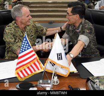 170914-N-TB 148-063 BUSAN, Republik Korea (Sept. 14, 2017) Vice Adm. Phil Sawyer, Links, Kommandant der 7. US-Flotte, und Vice Adm. Jung, Jin-Sup, Kommandeur der Republik Korea (ROK) Flotte, Hände schütteln nach der Unterzeichnung eines Memorandum of Understanding (MOU). Die Vereinbarung soll die Beziehung zwischen den USA und der ROK Seestreitkräfte zu stärken. Sawyer's Besuch umfasst Sitzungen mit USA und ROK militärische Führer sowie die Unterzeichnung einer Komponente-MOU mit der ROK marine Koordination und Ausbildung zur Unterstützung der US-amerikanischen und der ROK-Allianz zu verbessern. (U.S. Marine Foto von Massenkommunikation Spezialist Stockfoto