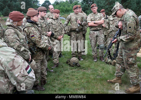 Sgt. John O'Brien, ein Soldat mit Charlie Company, 1st Battalion, 125Th Infantry Regiment, zeigt Soldaten der Königlichen des Vereinigten Königreichs Wessex Yeomanry die grundlegenden Funktionen von M 4. September 12 der US-Armee, 2017 an der Sennelager Training Area, Deutschland, während der Übung Spartan Stern. Die yeomanry nahmen an der US-Armee Alternative Qualifikation Kurs, und fast jeder Soldat auf der Strecke qualifiziert. (Michigan National Guard Foto: Staff Sgt. Brandon Ames) Stockfoto