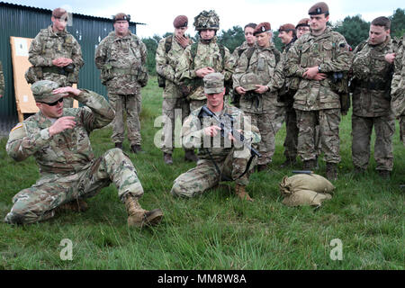 Soldaten des Charlie Company, 1st Battalion, 125Th Infantry Regiment, unterrichten, Soldaten der Royal Wessex Yeomanry ordnungsgemäße Aufnahme des Vereinigten Königreichs Positionen und Techniken mit M4 der US-Armee in Sennelager Training Area, Deutschland als Teil der Übung Spartan Stern September 12, 2017. Die yeomanry nahmen an der US-Armee Alternative Qualifikation Kurs, und fast jeder Soldat auf der Strecke qualifiziert. Stockfoto