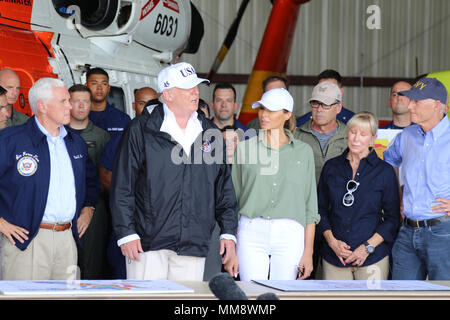 Präsident der Vereinigten Staaten von Amerika, Donald Trump, der Vizepräsident der Vereinigten Staaten Mike Pence, Senator Marco Rubio, Gouverneur Rick Scott, und der First Lady der Vereinigten Staaten Melania Trump met mit Generalmajor Michael Calhoun, der Adjutant General-Florida, Brig. Gen. Mike Canzoneri, Florida Assistant Adjutant General-Commander Florida Army National Guard, und Brig. Gen. Gordon Ellis, 38th Infantry Division Stellvertretenden Kommandierenden General, unter vielen anderen Service Mitglieder aus allen Komponenten an Sept. 14, 2017 Fort Myers Airport informiert über den Status der Hurrikan Irma Hilfsmaßnahmen. (Phot Stockfoto