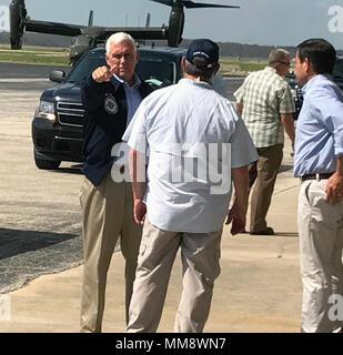 Der Vizepräsident der Vereinigten Staaten Mike Pence und Senator Marco Rubio interagieren vor Sitzung Generalmajor Michael Calhoun, der Adjutant General-Florida, Brig. Gen. Mike Canzoneri, Florida Assistant Adjutant General-Commander Florida Army National Guard, und Brig. Gen. Gordon Ellis, 38th Infantry Division Stellvertretenden Kommandierenden General, unter vielen anderen Service Mitglieder aus allen Komponenten an Sept. 14, 2017 Fort Myers Airport. (Foto: Army National Guard Maj. Chris Matthews, Public Affairs Officer) Stockfoto