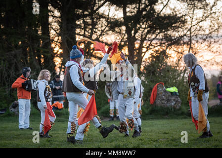 Rollright Stones, Nr Long Compton, Oxfordshire/Warwickshire, Großbritannien. 1. Mai 2018. Mitglieder der Owlswick Morris Seite Zuschauer bei Sonnenaufgang unterhalten Stockfoto