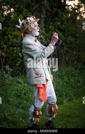 Rollright Stones, Nr Long Compton, Oxfordshire/Warwickshire, Großbritannien. 1. Mai 2018. Mitglieder der Owlswick Morris Seite Zuschauer bei Sonnenaufgang unterhalten Stockfoto