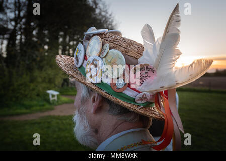 Rollright Stones, Nr Long Compton, Oxfordshire/Warwickshire, Großbritannien. 1. Mai 2018. Mitglieder der Owlswick Morris Seite Zuschauer bei Sonnenaufgang unterhalten Stockfoto