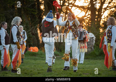 Rollright Stones, Nr Long Compton, Oxfordshire/Warwickshire, Großbritannien. 1. Mai 2018. Mitglieder der Owlswick Morris Seite Zuschauer bei Sonnenaufgang unterhalten Stockfoto