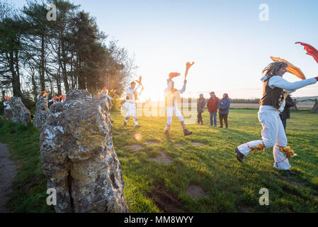 Rollright Stones, Nr Long Compton, Oxfordshire/Warwickshire, Großbritannien. 1. Mai 2018. Mitglieder der Owlswick Morris Seite Zuschauer bei Sonnenaufgang unterhalten Stockfoto