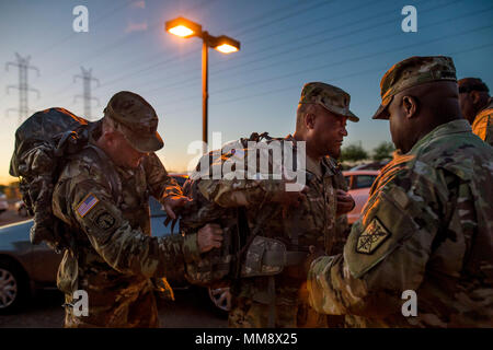 Us-Armee finden Sergeants Major von über 200 Militärpolizei Befehl bereiten ihre Rucks für eine Team-building Fuß. März als Teil eines 'CSM Huddle" in Scottsdale, Arizona, Sept. 16, 2017. Während der Unordnung, der Befehl Sergeants Major diskutiert wichtige Themen, die für ihren Auftrag und ihre Einheiten, um zu erhöhen die Bereitschaft zu implementieren. (U.S. Armee finden Foto von Master Sgt. Michel Sauret) Stockfoto