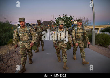 U.S. Army Reserve Command Sergeants Major von über 200 Militärpolizei Befehl in einem Team teilnehmen - Gebäude Ruck. März als Teil eines 'CSM Huddle" in Scottsdale, Arizona, Sept. 16, 2017. Während der Unordnung, der Befehl Sergeants Major diskutiert wichtige Themen, die für ihren Auftrag und ihre Einheiten, um zu erhöhen die Bereitschaft zu implementieren. (U.S. Armee finden Foto von Master Sgt. Michel Sauret) Stockfoto