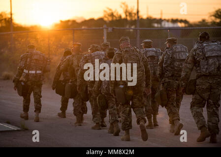 U.S. Army Reserve Command Sergeants Major von über 200 Militärpolizei Befehl in einem Team teilnehmen - Gebäude Ruck. März als Teil eines 'CSM Huddle" in Scottsdale, Arizona, Sept. 16, 2017. Während der Unordnung, der Befehl Sergeants Major diskutiert wichtige Themen, die für ihren Auftrag und ihre Einheiten, um zu erhöhen die Bereitschaft zu implementieren. (U.S. Armee finden Foto von Master Sgt. Michel Sauret) Stockfoto