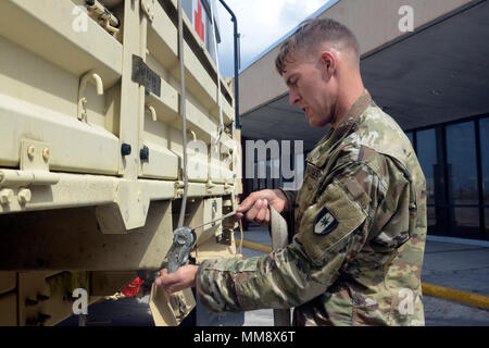 Sgt. Joseph Britven, Fridley, Minn., Eingeborener, und Mediziner mit der 602Nd Area Support Medical Unternehmen, 261St Multifunctional Medical Bataillon, 44. Medizinische Brigade, Fort Bragg, N.C., Riemen nach unten critical care Op-Kits zu einem Light Medium tactical Vehicle auf der Cyril E., Flughafen Saint Thomas, U.S. Virgin Islands, Sept. 16, 2017. Soldaten aus der 602Nd ASMC erhielt eine US Air Force op-Team von stationären Operationen 595th Squadron, 95. Medizinische Flügel, Joint Base San Antonio - Fort Sam Houston, Texas, nach Triage, eine Vielzahl von medizinischen Behandlungen und vorevakuierung Care Stockfoto