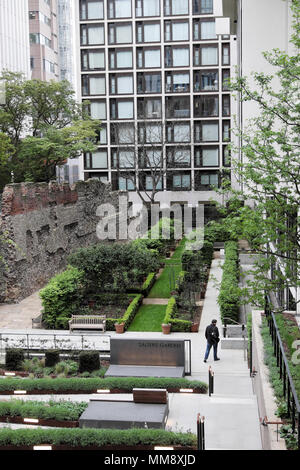 Ansicht der römischen Mauer bei Salters Garten und 2 London Wall Gebäude an der London Wall im Frühjahr in der Stadt London UK KATHY DEWITT Stockfoto