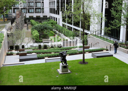Blick auf den St Alphage Garden Minotaur und das städtische Salters Garden Design vom Highwalk am 2 London Wall Place im Frühjahr in City of London UK KATHY DEWITT Stockfoto