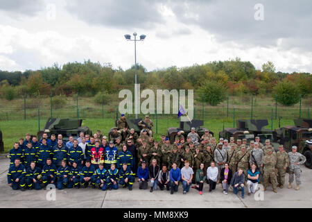 Soldaten des Charlie Company (C Co.), 457Th zivilen Angelegenheiten Bataillon (CA MRD.); Mitglieder der Bundesanstalt Technisches Hilfswerk in Frankenthal, Deutschland, eine zivile Organisation; Soldaten der Bundeswehr Sanitätsstaffel Einsatz Einheit in Köln, Deutschland; amerikanische Rote Kreuz Wiesbaden und Civil Air Patrol Wiesbaden Flug posieren für ein Foto nach Training Cobra Strike 17 von Charlie Company, 457th zivilen Angelegenheiten Bataillon, in Wackernheim, Deutschland, Sept. 16, 2017. Diese lokale multi-partnered Übung tests Bewertung Fähigkeiten zivile Angelegenheiten Lote' in einer fiktiven Endbenutzer-arbeitsplätze nach dem Erdbeben Stockfoto