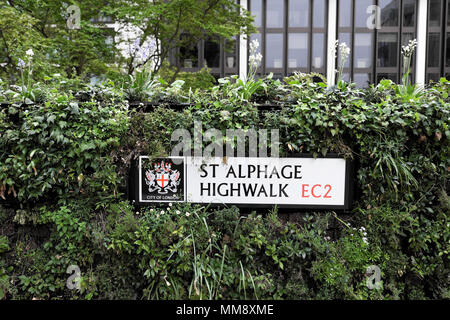 St Alphage Highwalk Stadt London street sign und Garten an der London Wall Ort Entwicklung in der Stadt London UK KATHY DEWITT Stockfoto