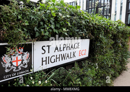 St Alphage Highwalk Stadt London street sign und Garten an der London Wall Ort Entwicklung in der Stadt London UK KATHY DEWITT Stockfoto